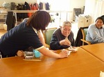 南東北日和田デイサービスの豆つかみゲーム